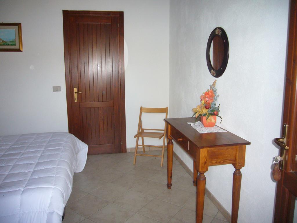 Su Trabi B&B Fluminimaggiore Oda fotoğraf